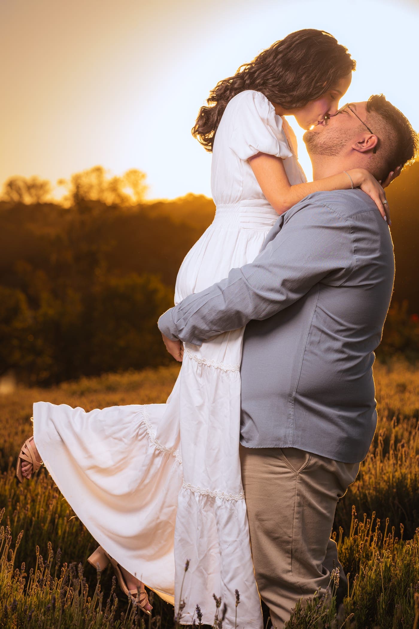 Pedro e Natiele se beijando em campo de lavanda ao pôr do sol